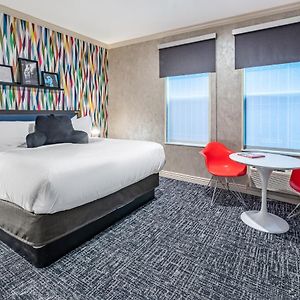 Zimmer mit Kingsize-Bett